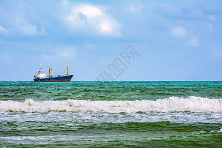 海上干货船船运出口海景货物码头贸易海浪大船运输导航图片