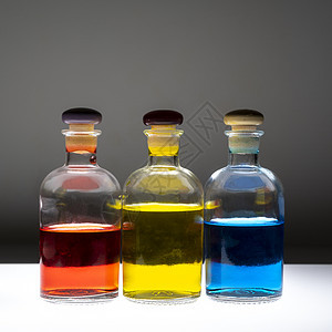 装有彩色液体的瓶蓝色卫生酒精塑料酒吧团体玻璃宏观瓶子反射图片
