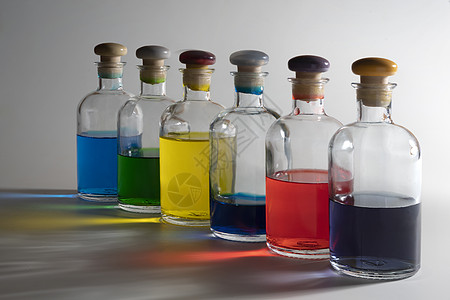装有彩色液体的瓶团体反射工作室蓝色宏观化学品瓶子产品饮料塑料图片