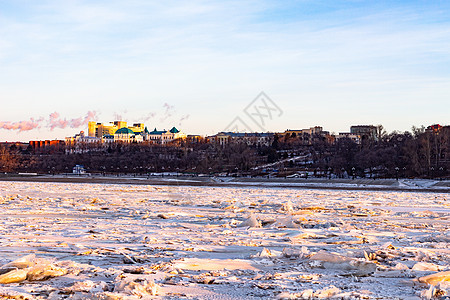 黎明时分从阿穆尔河看哈巴罗夫斯克市 冷冻河 工业景色文化全景长廊城市天气晴天建筑学旅行房子雪堆图片