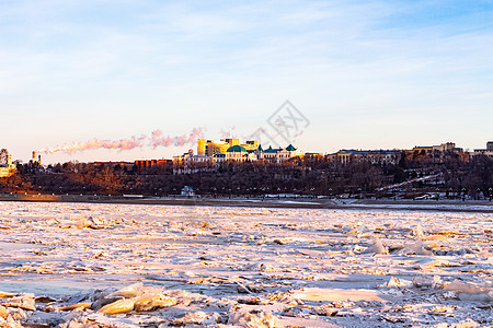 黎明时分从阿穆尔河看哈巴罗夫斯克市 冷冻河 工业景色工厂仙境蓝色建筑学街道房子城市遗产雪堆宗教图片