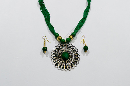 土制印度人工设计师Silk Thread头链或Maang Tikka或带Earrings收藏的经典彩礼 多色时装珠宝或孤立白背景图片