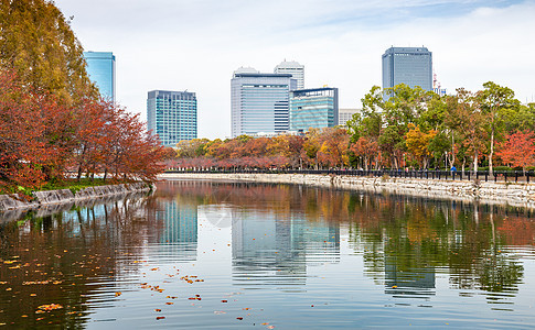 从大阪城堡的池塘到城市图片