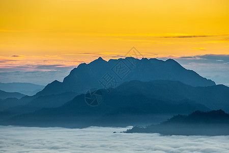 大山 有日出的天空图片