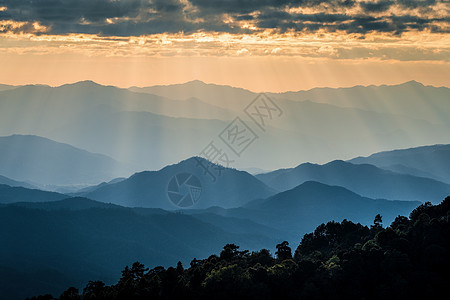 日落天空晴朗的Hazy山脉阳光公园木头蓝色热带太阳光土地森林薄雾射线图片