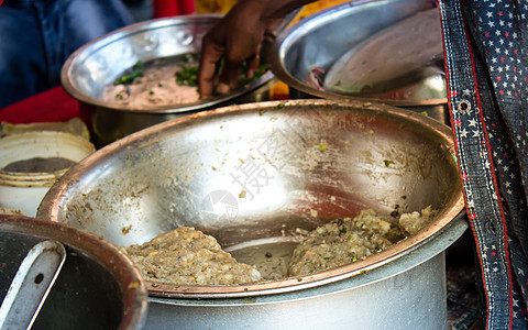 Panipuri Golgappa 混合物 加尔各答街头小吃 它由圆形 空心的 puri 油炸薯片组成 里面装满调味水 (pan图片