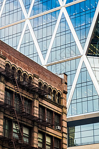 旧砖楼和现代摩天大楼与玻璃的对比图片
