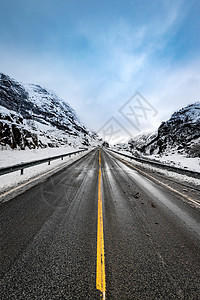 冬季寒雪风景中的黄街标志图片