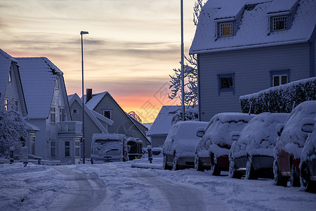 日出时 斯塔万格挪威雪覆盖了汽车图片