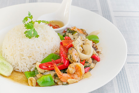 混合海食炸辣辣辣椒草本植物胡椒午餐叶子盘子美食乌贼红色蔬菜食物图片