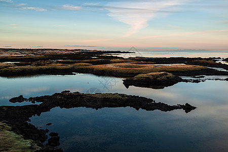 冰岛的Straumur日落旅游农村绿色石头蓝色天空风景红色水平旅行图片