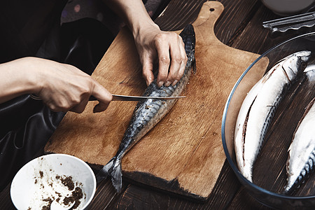 准备竹鱼的妇女桌子乡村饮食钓鱼一部分厨房小枝女士梳理菜刀图片