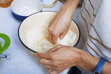 准备派糕饼的女人的手社会生活成人女士厨房场景面包餐具桌子食物烹饪图片