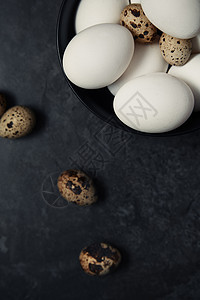 桌边的鸡蛋和打斗鸡蛋鹌鹑烹饪杯子营养桌子饮食工业食物食品动物图片