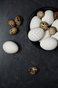 桌边的鸡蛋和打斗鸡蛋传统烹饪营养鹌鹑静物农场斑点蛋壳食物作品图片
