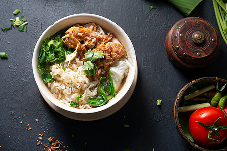 汤面条拉面面汤青葱树叶蔬菜食物美味面条桌子雄鸡拉面草本植物背景