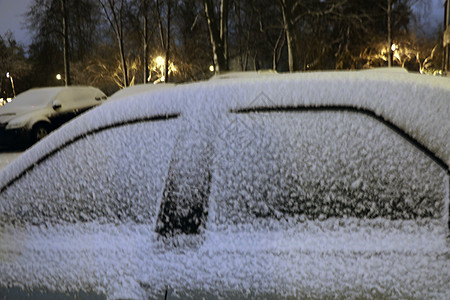 汽车上满是新鲜白雪 背景情况图片