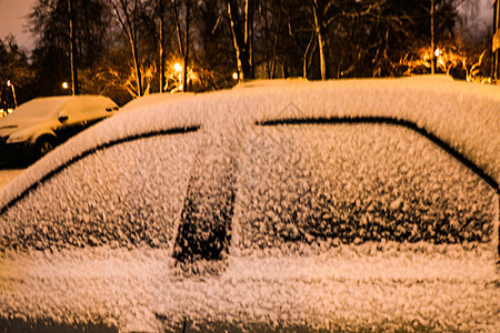 城市风景     满是积雪的停泊汽车图片