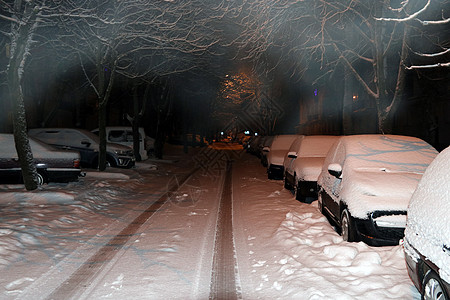 被雪雪覆盖的停车场汽车 暴风雪交通旅行驾驶温度风暴气候降雪季节天气车辆图片