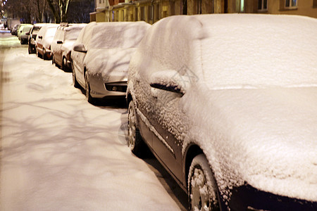 城市景色 -停泊的汽车满是雪 冬天图片