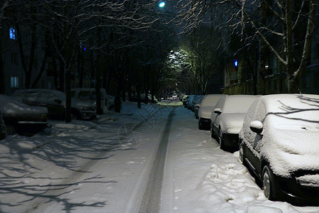 被雪雪覆盖的停车场汽车 暴风雪街道气候天气旅行风暴交通运输降雪车辆季节图片