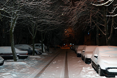 被雪雪覆盖的停车场汽车 暴风雪温度交通运输街道车辆城市气候降雪季节驾驶图片