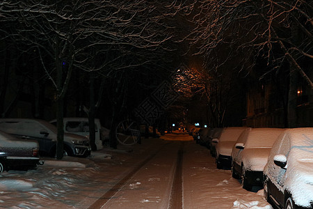 被雪雪覆盖的停车场汽车 暴风雪降雪旅行街道温度运输交通车辆城市季节气候图片