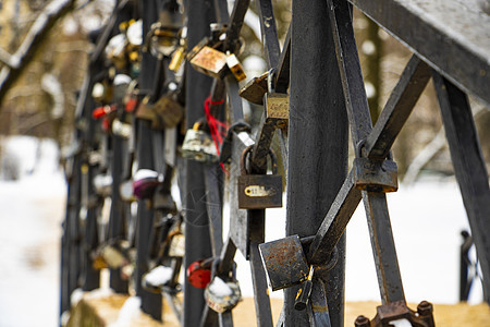 特写桥上护栏的挂锁 爱情锁图片