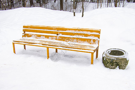 冬季公园里的一张空长椅 公园里一张空荡荡的木凳 四周都是雪 白雪覆盖的小巷 空荡荡的长椅图片