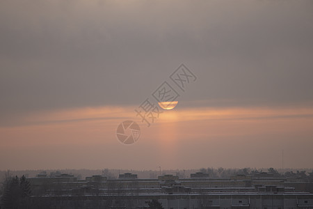 冬天寒冷的一天 太阳在城市上空升起图片