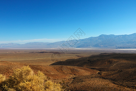 美国沙漠的美丽景色 与蓝天对立图片