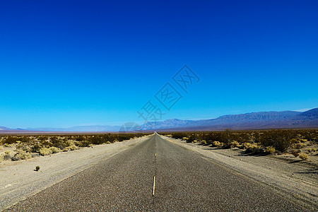 古老的全景观望着一条无尽的直行道路 穿过美国西南不毛之地图片