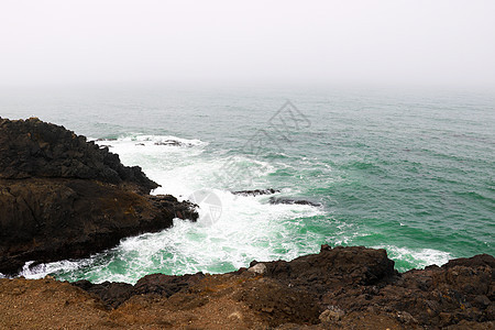 太平洋镑对北加利福尼亚州岩石海岸的回报图片