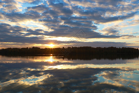 当日落与蓝天时 湖的反射图片