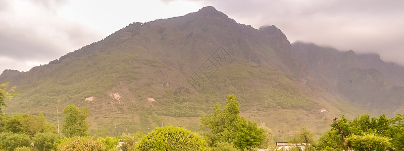 在 Kurseong 的喜马拉雅山脉山顶上的戏剧性暴风云是大吉岭附近的一个山站 雨云 阴 喜怒无常的天空上的史诗云 具有复制空间图片