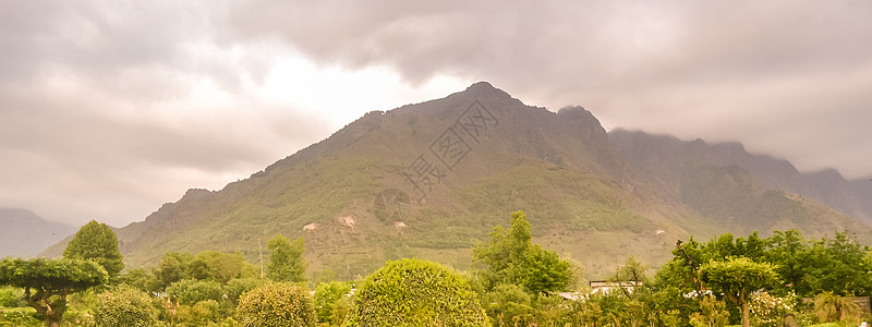 风暴云在Kcurenong的Hemalayan山脉山顶上特写 是印度西孟加拉邦Darjeeling区的一个山丘站和分区城镇暴风雨图片