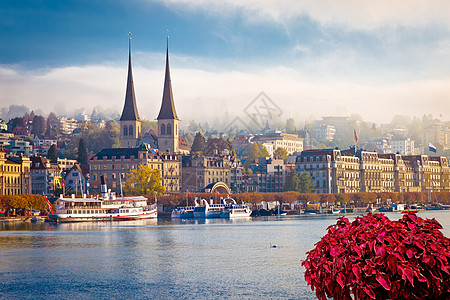 瑞士伊德利奇镇和卢塞恩湖水边观点建筑游客历史性假期街道市中心城市高山景观旅游图片