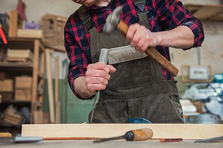 木制工人用圆锯锯砍木板质量木匠铺运动工作木工桌子艺术乐器承包商危险图片
