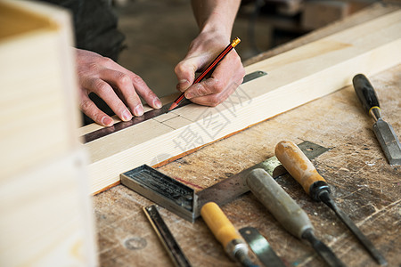 工人对木制板进行测量男人统治者作坊商业建筑师围裙木板工具工艺木匠铺图片