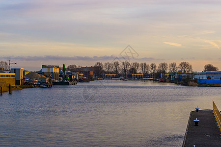 荷兰市有水的堤岸 带有建筑物的工业区图片
