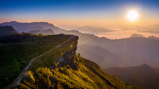 在泰国清莱 黎明时分 空中观视Phu Chi Fa和晨雾图片