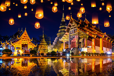 夜里在泰国清迈的寺庙放天灯和Yee peng节图片
