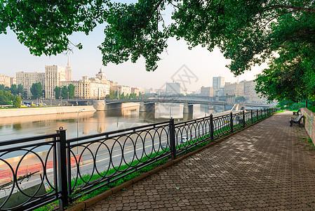 清晨莫斯科风景 沿河堤岸行走图片