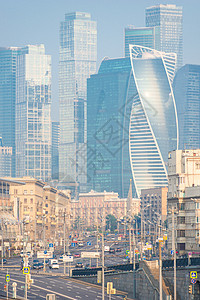 玻璃高压摩天大楼的塔楼和莫斯科街头图片
