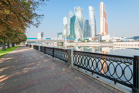 沿河边的莫斯科城陆界 沿着岸堤一带行走图片