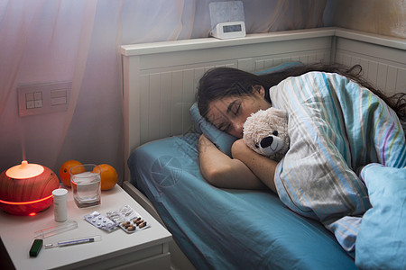 在家睡觉的少女感冒了 感觉不舒服 睡着女士偏头痛疼痛发烧季节女孩症状痛苦女性睡眠图片