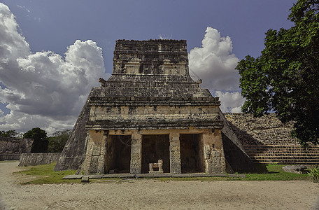 贾瓜尔寺庙前视角图片