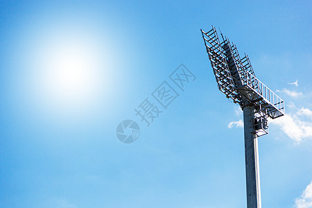 体育场照明塔的焦点聚光灯白色棒球绿色足球场地夜店游戏天空金属图片