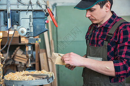 工人磨碎角研磨机的木箱男性工艺工作木材抛光机机器研磨职业木工地板图片