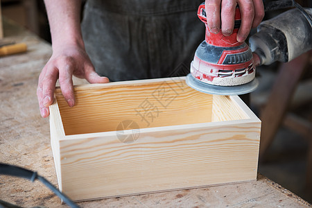 工人研磨木箱男人工作灰尘职业木材磨料木工抛光力量砂纸图片